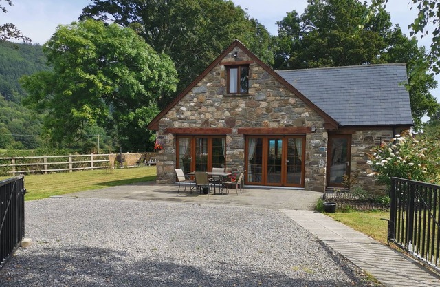 2 bedroom New Cottage with 360 mountain views