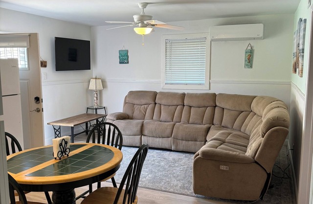 2 Bedroom 1 Full Bath cottage minutes to beach or bay. 3 Person Max Only !