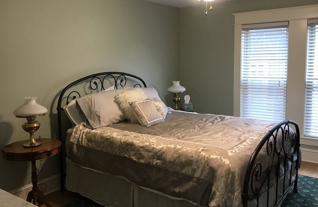2 Bedroom, 2.5 Bath newly renovated