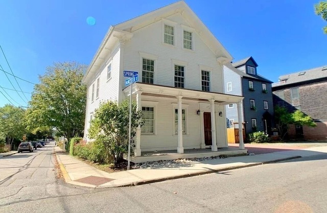 2 Bedroom/2 Bath In the Heart of Newport- Deck + Back Yard + Off-Street Parking!