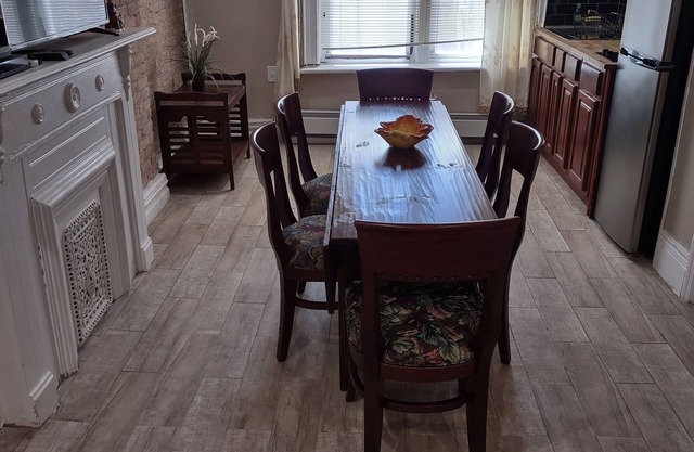 2 BEDROOM 3RD FLOOR RENOVATED W/KITCHEN - 3 MINUTES TO SUBWAY