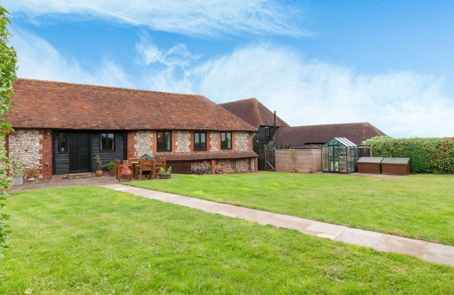 2 bedroom accommodation in Faversham