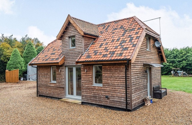 2 bedroom accommodation in Harvel, near Gravesend