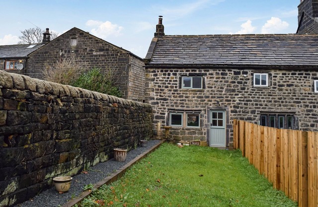 2 bedroom accommodation in Todmorden