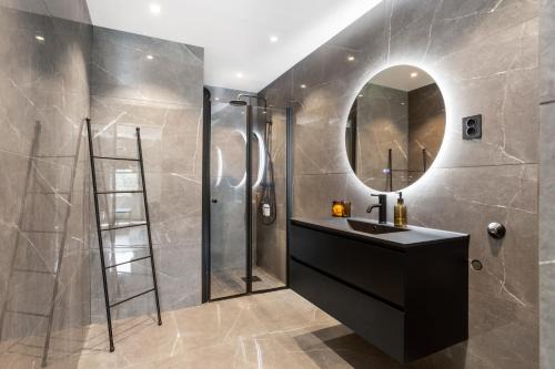 2 Bedroom apartment w/Parking & Balcony