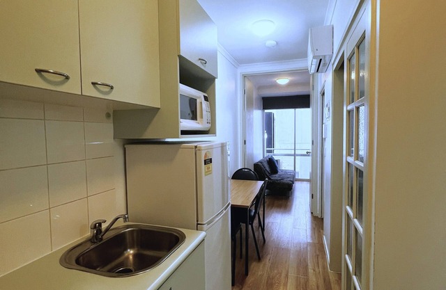 2-Bedroom Apt in CBD | Free Wi-Fi, Walk to Markets & Attractions
