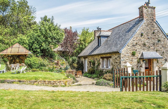 2 bedroom beautiful home in Plouguiel