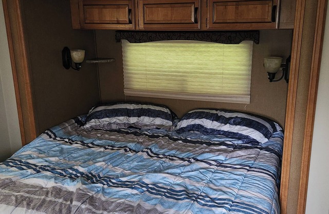 2-bedroom camper w Br/Ac + access to Happy Place Fish Farm utilities/recreation.