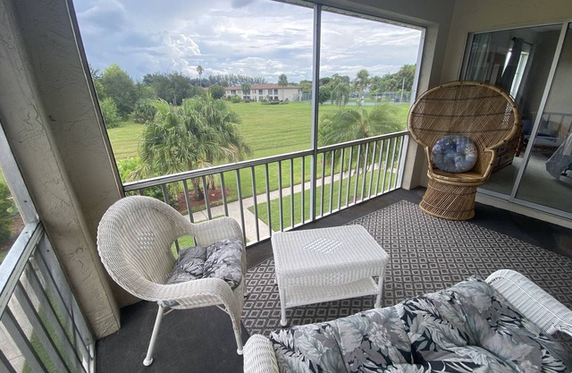 2-Bedroom Condo/pool, pickle ball-Great Community!