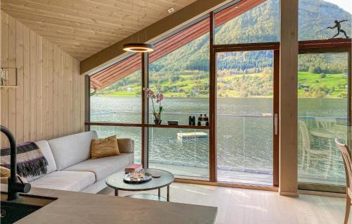 2 Bedroom Cozy Home In Straumgjerde