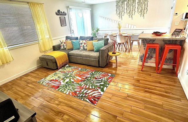 2 bedroom cozy condo with parking on premises