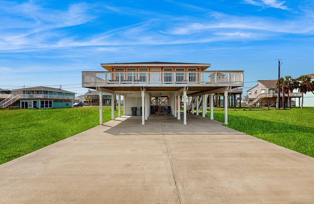 2-bedroom Galveston home with open floor and outdoor activities