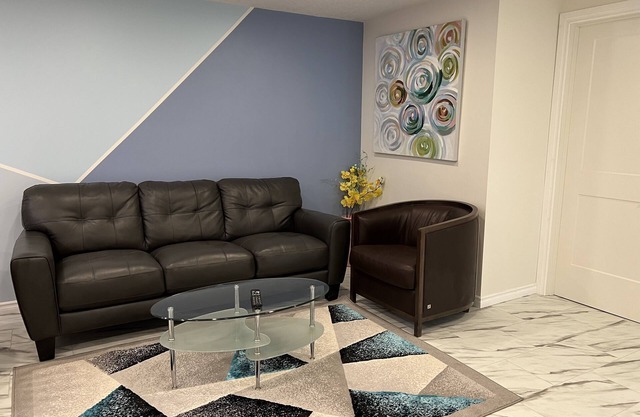2 Bedroom Guest Suite Central Calgary Near Airport & DT