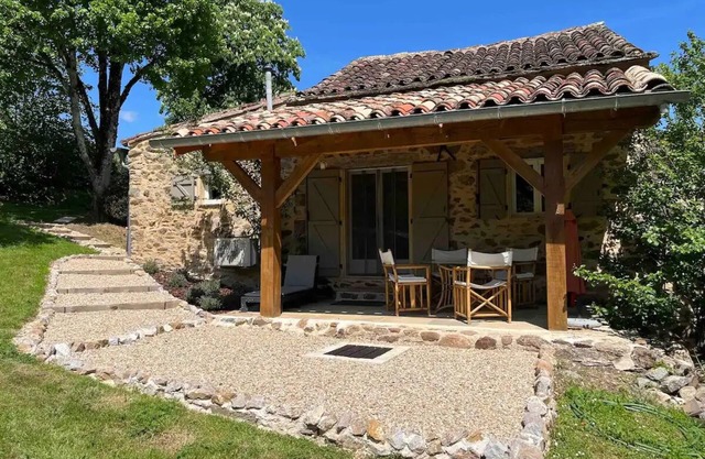 2 Bedroom Holiday Cottage with Pool