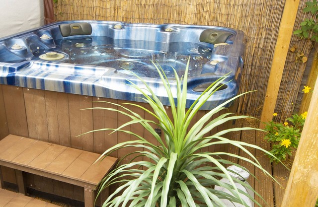 2 bedroom holiday home with hot tub