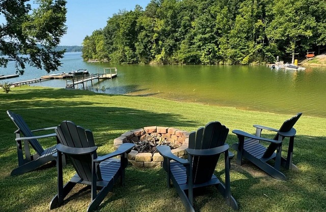 2 Bedroom Lake Front House on Douglas Lake - Private Cove with Amazing Views