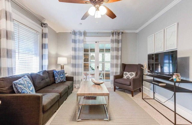 2-Bedroom Near the Plaza & Scenic Park 14