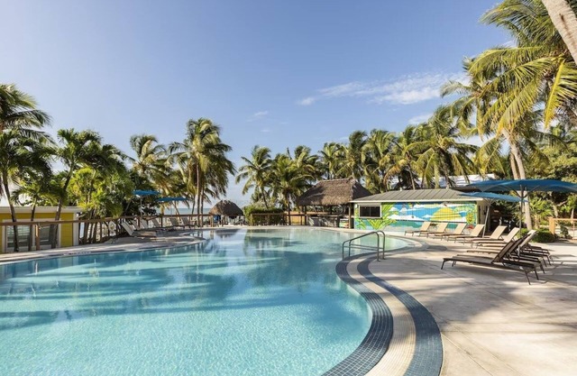 2 Bedroom Suite w/Kitchenette, Outdoor Pool, Free Parking & Pet Friendly!