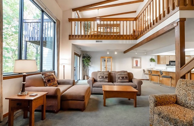 2 Bedroom w/Full Kitchen, Outdoor Terrace and Free Parking!