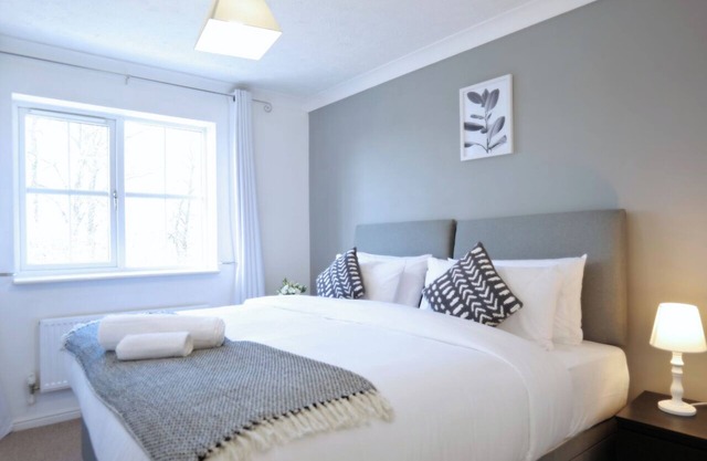 2 Bedrooms - 3 Beds - Quiet Retreat - Parking