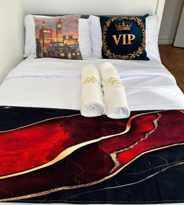 2 Bedrooms a modern bathroom apartment in CITY OF WESTMINSTER North Paddington area Walking distance to Westbourne Park Notting Hill Paddington underground stations 100s of shops TVs in every room including SKY SPORTS and Netflix