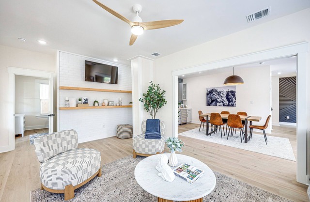 2 Blocks from Riverwalk: 1 Mile to SA Downtown