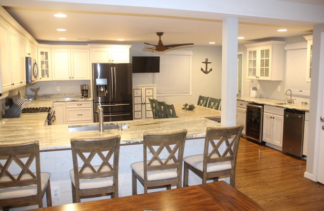 2 BLOCKS TO BEACH, 1 TO BAY. LOTS INCLUDED. BEST KITCHEN. WE SLEEP 15.