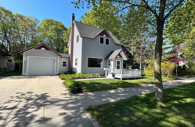 2 blocks to Lake Michigan! Downtown Charlevoix! Fantastic location & Ratings!