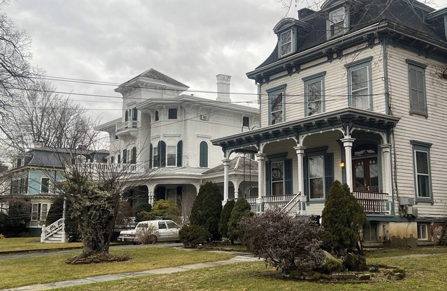 2 Br Victorian Apt 2800 sq ft 2 floors with Full Kitchen 2 baths and Laundry