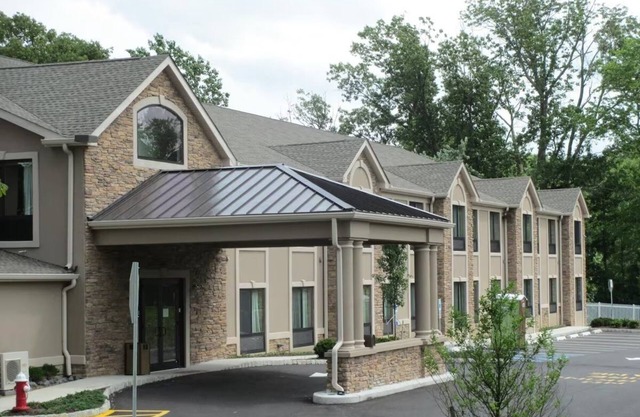 2 Comfortable Units, Free Breakfast, Close to Major Malls & Movie Theaters!