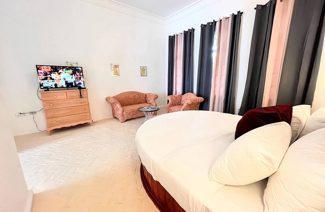2 Comfortable King Suites Close to Portland Parish Church! Pool, FREE Parking!