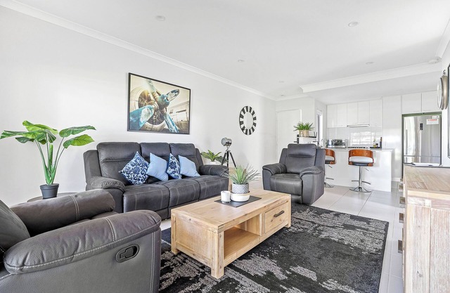 2 Conveniently Quiet Cloverdale 2BR 2BA Parking