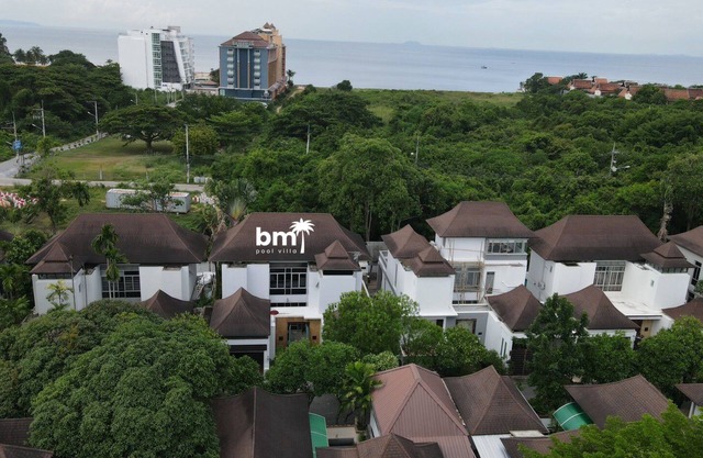 2 floors Thai-Bali Style, 4BR 4Bathrooms, pool with JACUZZI, 5mins-Jomtien Beach