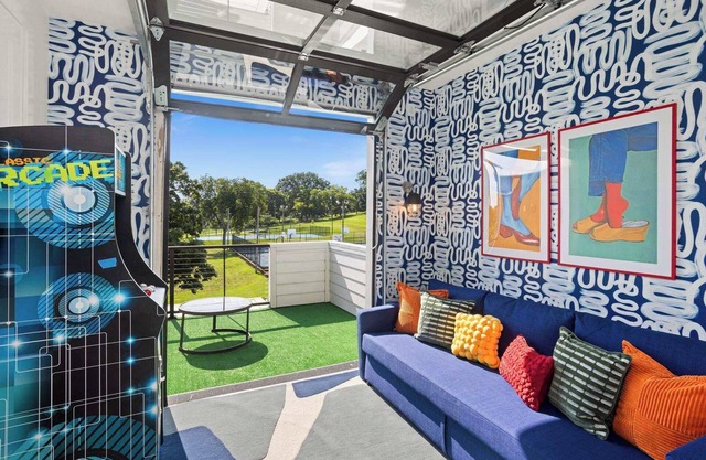 2 Homes Downtown Great for Big Groups!