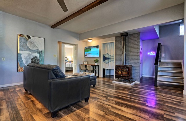 2 Kings & 2 Queens, Sparks Vacation Vibes