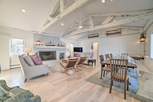 2 Living Areas, Tennis! Waterfront Suttons Bay Gem