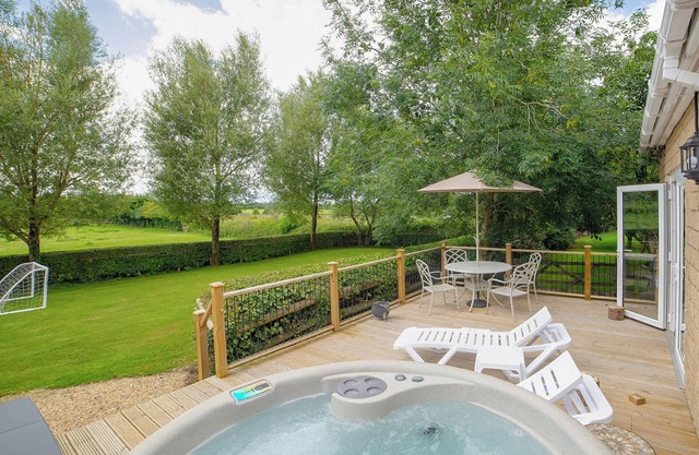 2 Luckington Stables-W8322
