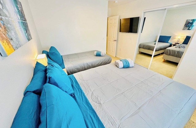 2 Masters, 3 TVs, Sleeps 7/D8