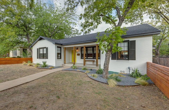 2 Mi to Downtown Austin: Family Home w/Porch!