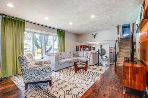 2 Mi to Dtwn Oshkosh Canal-Front Family Getaway!