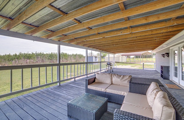2 Mi to Lake Monticello: Home w/Large Decks!