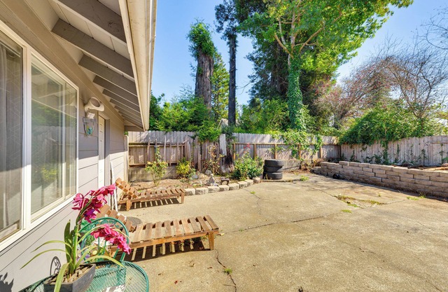 2 Mi to Old Town: House w/Grill in Eureka!