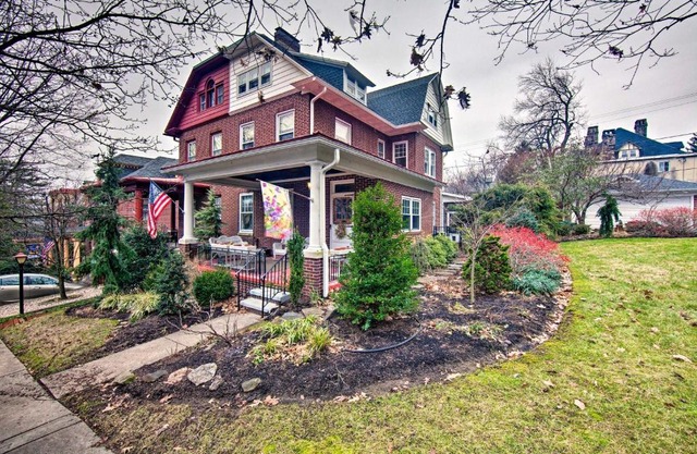 2 Mi to Reading Pagoda Spacious Home with Deck!