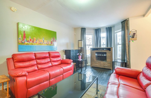 2 Mi to Red Line: Chicago Home Near Sherman Park