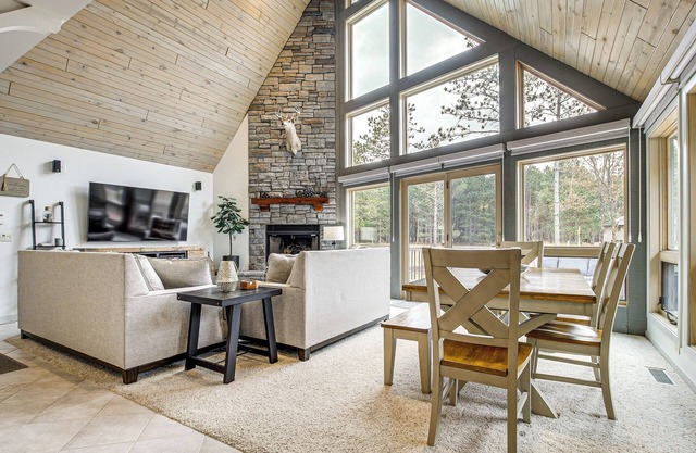 2 Mi to Sand Valley: Family Getaway w/Deck!