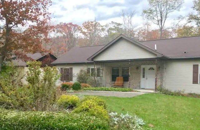 2 Miles from 7 Springs - Borders Laurel Hill State Park - Dogs welcome