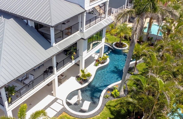 2 Min Walk to Beach, Bikes, Paddleboards, Heated Pool, Hot Tub, Fireplace