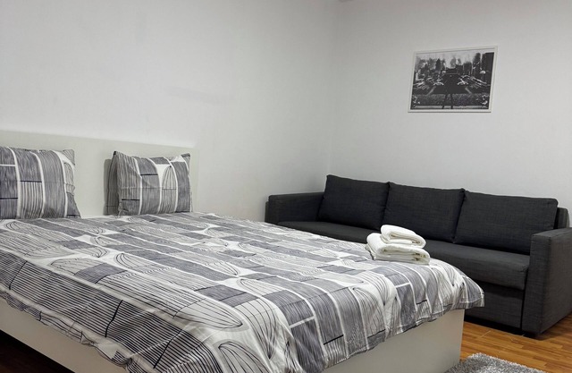 2 minutes walk to national park. nPerfect apartment for a romantic get away.