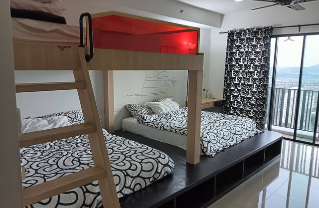 2 minutes walk to the theme park! Family-sized studio home @ i-City by Nuriman