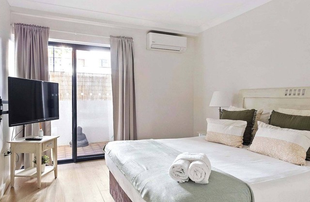 2 Paradise Pool +Parking HUGE 1BR CBD